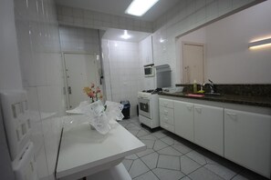 Microwave, stovetop, coffee/tea maker, cookware/dishes/utensils - GoHouse Constante 404 (Rio de Janeiro)