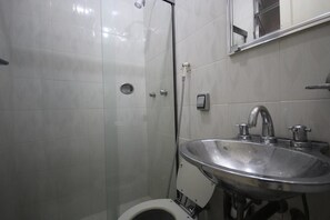 Chuveiro, toalhas de banho