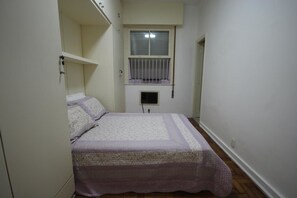 3 quartos, frigobar, ferros/tábuas de passar roupa, roupa de cama