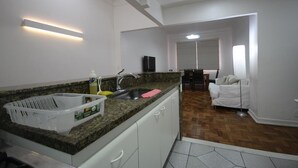 Cafetera/tetera, microondas, placa de cocina, utensilios de cocina