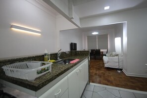 Microwave, stovetop, coffee/tea maker, cookware/dishes/utensils - GoHouse Constante 404 (Rio de Janeiro)