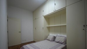 3 habitaciones, minibar, tabla de planchar con plancha y ropa de cama 