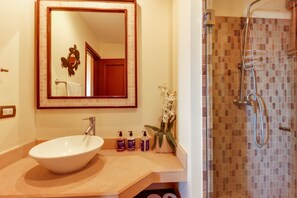 Appartement, 2 chambres | Lavabo de la salle de bain