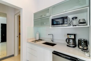 Klassiek appartement, 2 slaapkamers, niet-roken | Privékitchenette | Een koelkast, een magnetron, een kookplaat