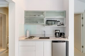 Classic Apartment, 2 Bedrooms, Non Smoking | Private kitchenette