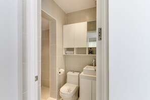 Classic Apartment, 2 Bedrooms, Non Smoking | Bathroom