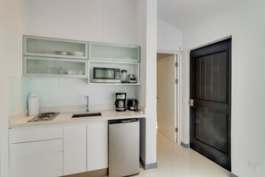 Departamento clásico, 2 habitaciones, para no fumadores | Cocineta privada | Refrigerador, microondas, parrilla de estufa y cafetera y tetera 