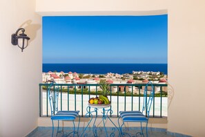 Minibar, in-room safe, desk