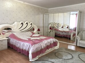 주니어 스위트 | 각각 다르게 가구 비치, 다리미/다리미판, 무료 WiFi, 침대 시트