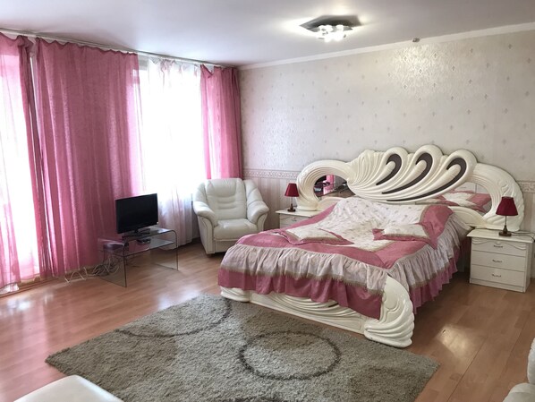 Junior-sviitti | Yksilöllisesti kalustettu, silitysrauta/-lauta, ilmainen Wi-Fi