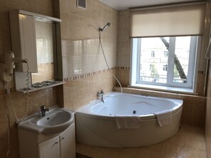 Sviitti, 2 makuuhuonetta | Kylpyhuone | Suihku, hiustenkuivaaja