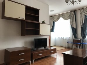 Suíte (2 Adults) | Sala de estar | TV de plasma, lareira