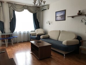 Suíte (2 Adults) | Sala de estar | TV de plasma, lareira