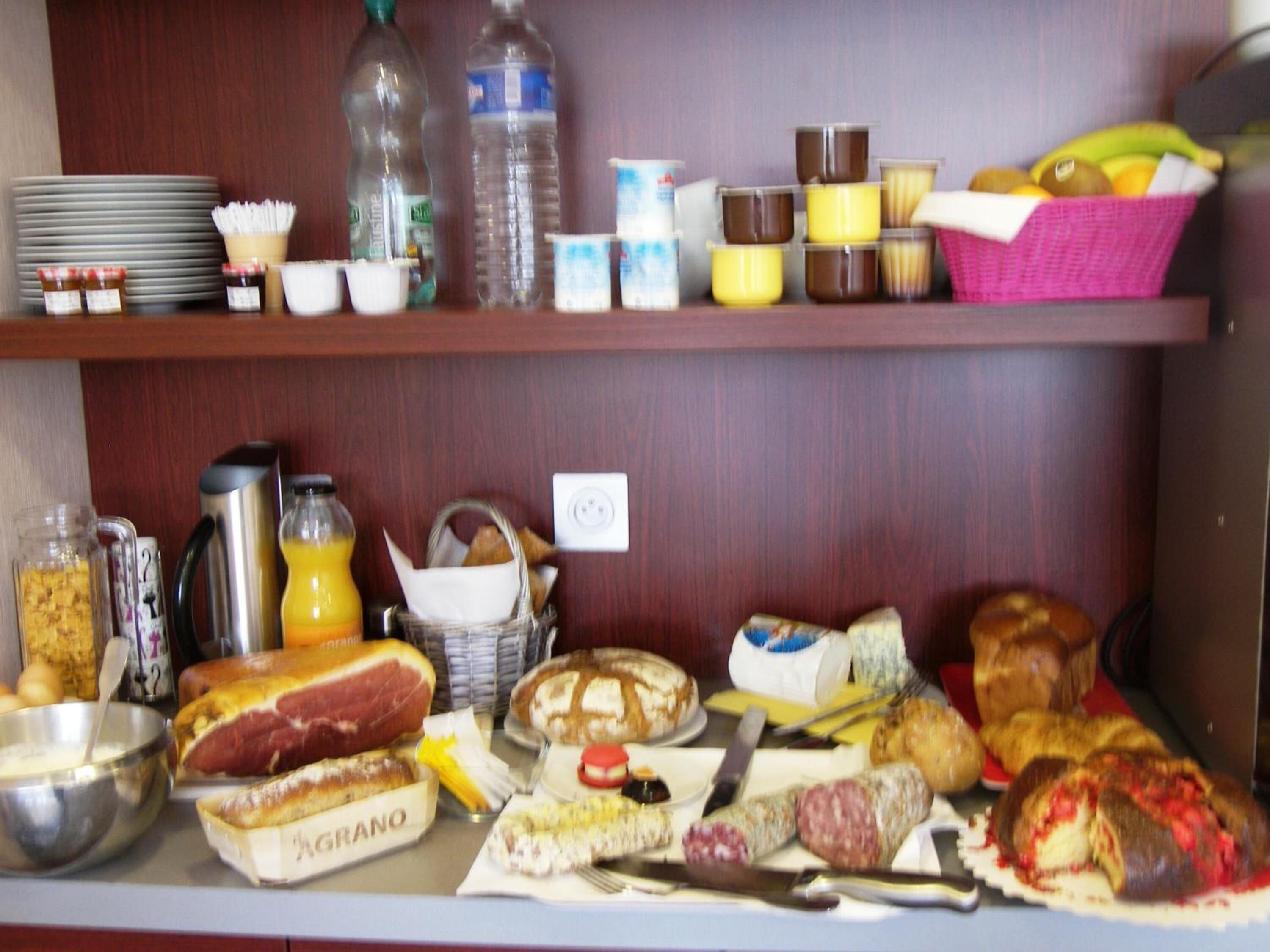 Un buffet de petit-déjeuner proposant une variété d'aliments et d'accompagnements.