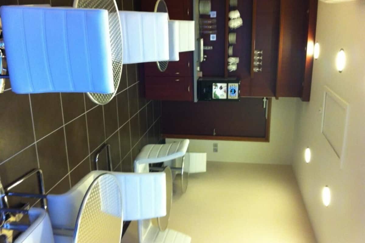 shower, deep-soaking bathtub, free toiletries, hair dryer