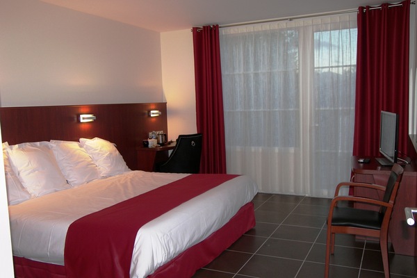 Tweepersoonskamer | Een bureau, gratis babybedden, gratis wifi, beddengoed