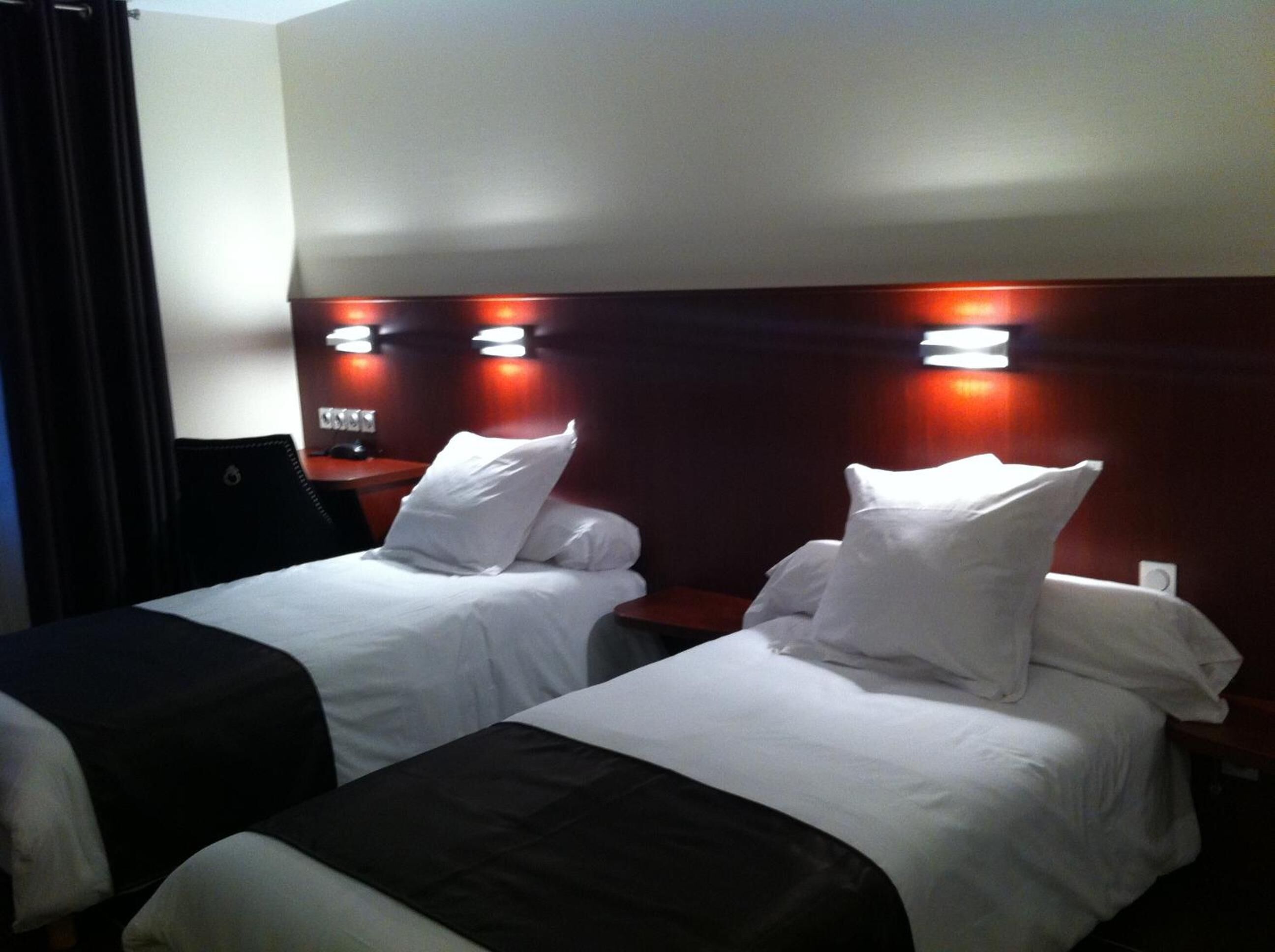 desk, free cots/infant beds, free wifi, bed sheets