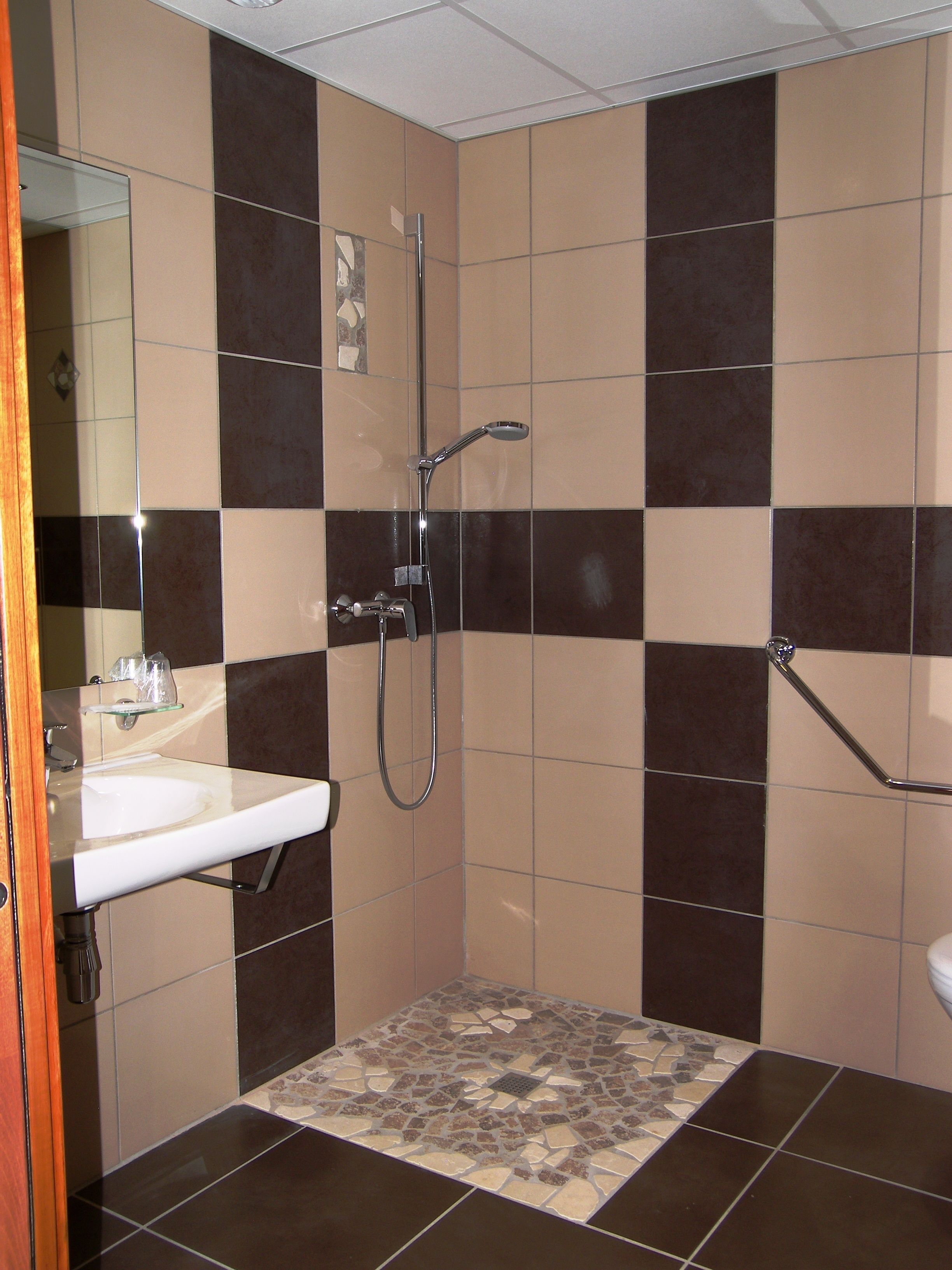 twin room | bathroom | shower, deep-soaking bathtub, free toiletries, hair dryer