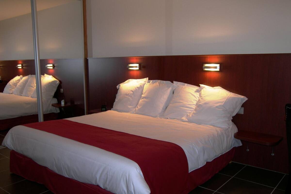 desk, free cots/infant beds, free wifi, bed sheets