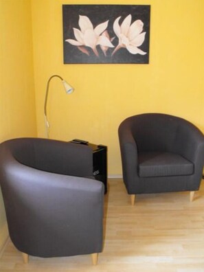 Habitación doble | Área de sala de estar | Televisión de pantalla plana