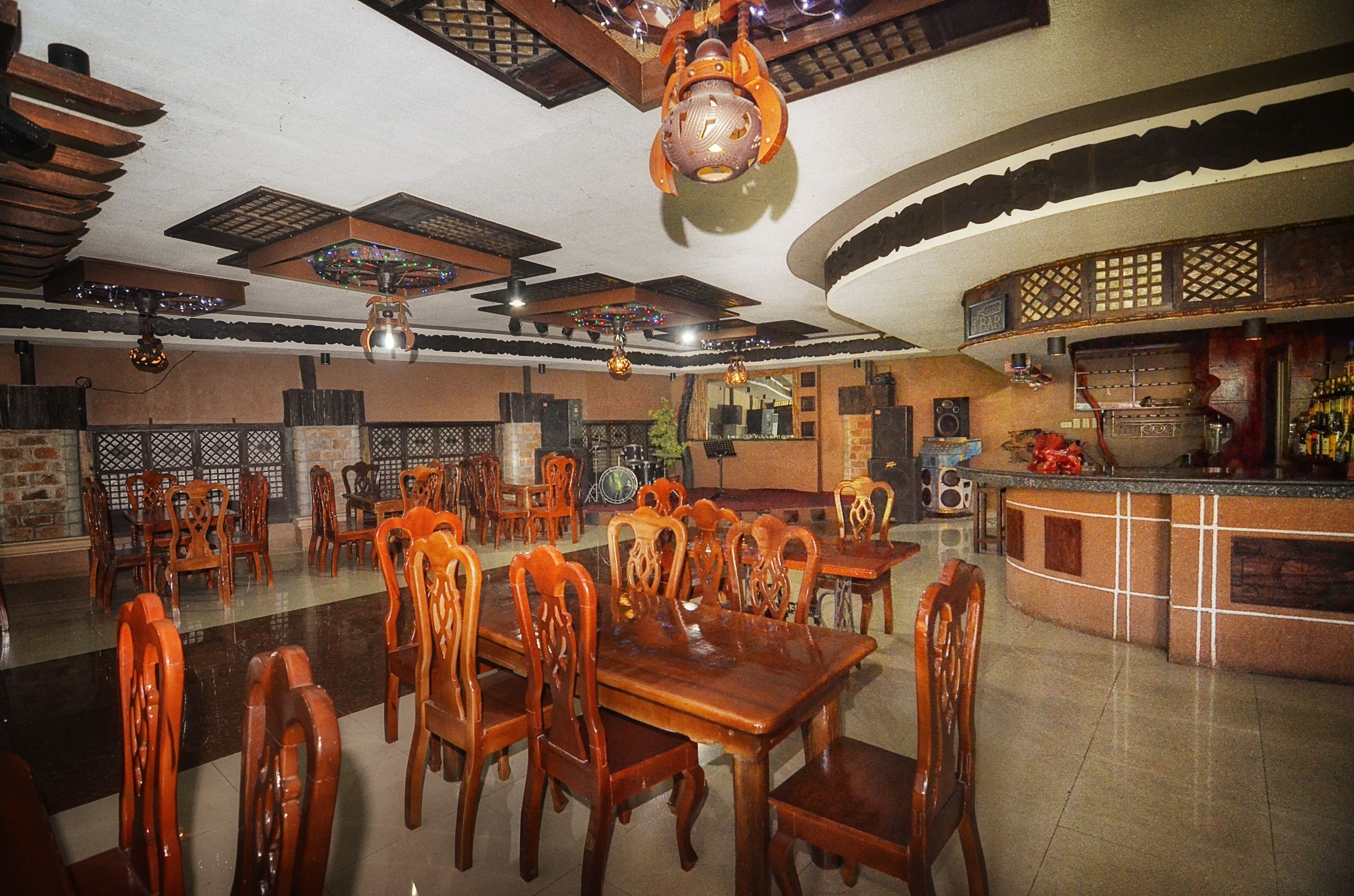 Breakfast, lunch, dinner served; local and international cuisine 