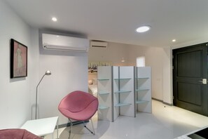 Comfort Apartment, 1 King Bed, Non Smoking | Living room | Flat-screen TV - Beachwalk Langosta B (Tamarindo)