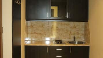 Deluxe Cottage, 2 Bedrooms, Smoking | Private kitchen | Fridge