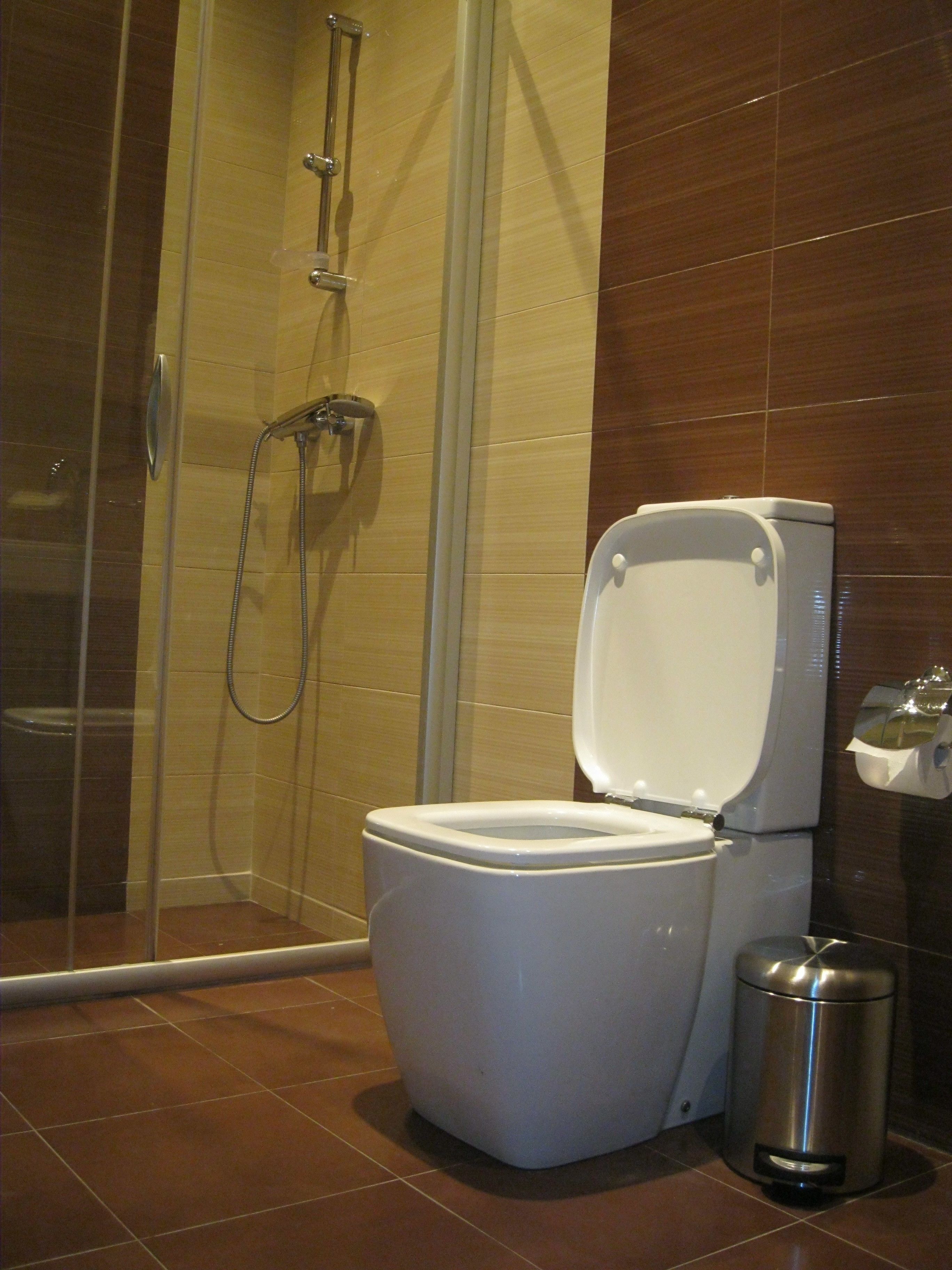 Deluxe Cottage, 3 Bedrooms, Smoking | Bathroom | Free toiletries, slippers, towels