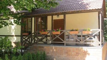 Luxury Cottage, 2 Bedrooms, Smoking | 1 bedroom, iron/ironing board, rollaway beds, free WiFi