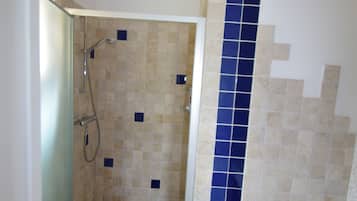 Familien-Dreibettzimmer (Côté Mer) | Badezimmer | Komfortbadewanne, kostenlose Toilettenartikel, Haartrockner, Handtücher