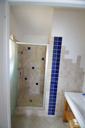Family Triple Room (Côté Mer) | Bathroom - Carpe Diem Chambres d'hôtes (Callian)