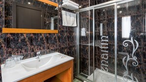 Shower, free toiletries, hair dryer, towels - Hostal Aznaitin (Baeza)