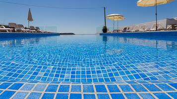 Piscina stagionale all'aperto, ombrelloni da piscina, lettini