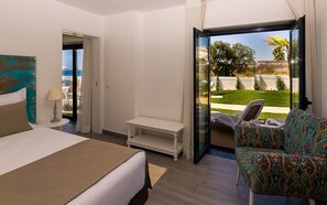 Habitación familiar, vistas al mar | Minibar, escritorio, sistema de insonorización y wifi gratis