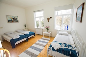 Chambre Triple, salle de bains commune (Self Check-in) | Décoration personnalisée, rideaux occultants, Wi-Fi gratuit