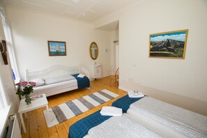 Driepersoonskamer, gemeenschappelijke badkamer (Self Check-in) | Individueel gedecoreerd, verduisterende gordijnen, gratis wifi