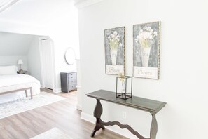 Grand Single Room, 1 King Bed, Non Smoking | Premium bedding, minibar, desk, iron/ironing board - AVA House Bed & Breakfast (Clermont)