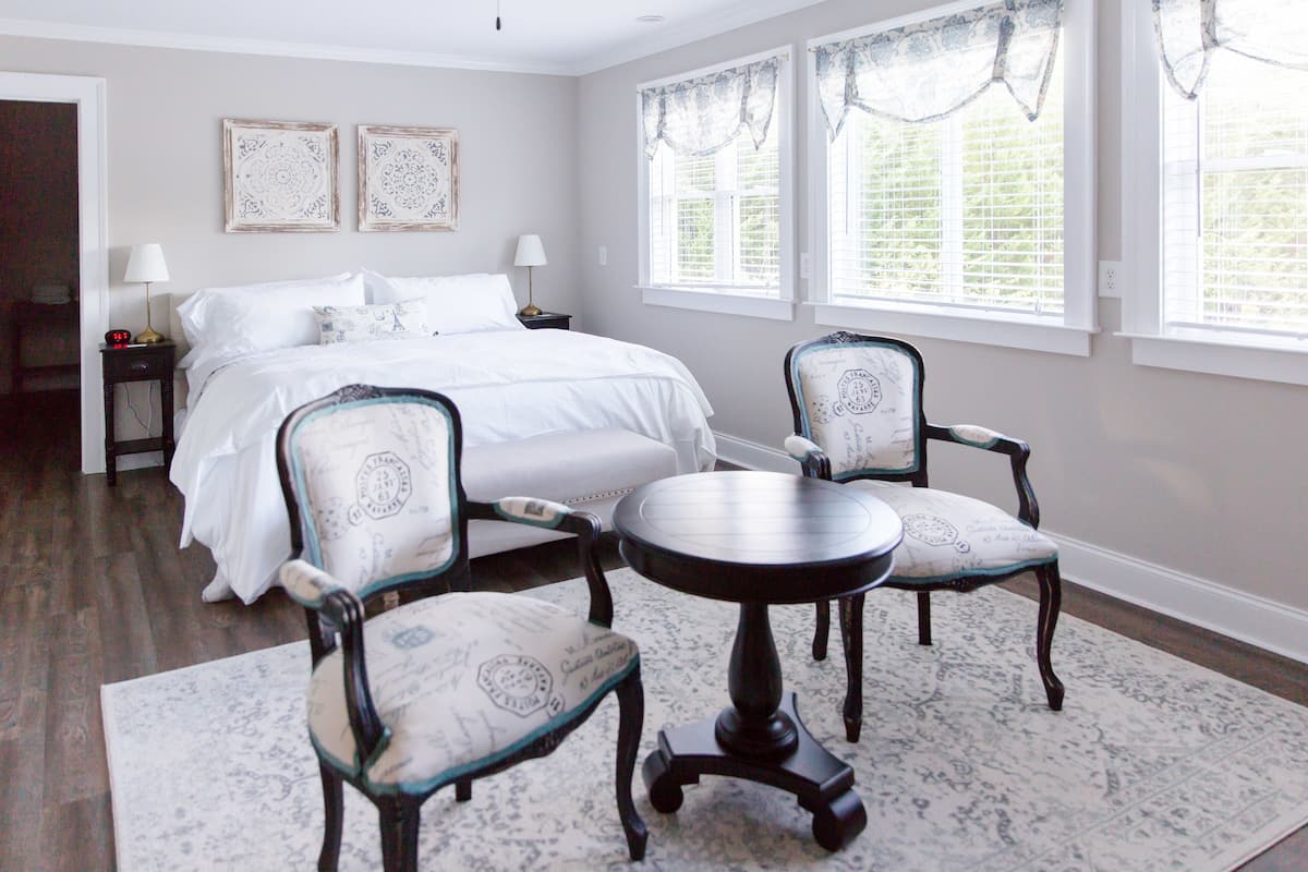 Romantic Single Room, 1 King Bed, Non Smoking | Premium bedding, minibar, desk, iron/ironing board
