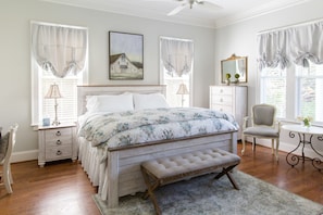 Premium bedding, minibar, desk, iron/ironing board - AVA House Bed & Breakfast (Clermont)