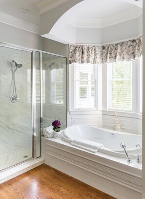Honeymoon Room, 1 King Bed, Fireplace, Ground Floor | Bathroom | Free toiletries, towels - AVA House Bed & Breakfast (Clermont)