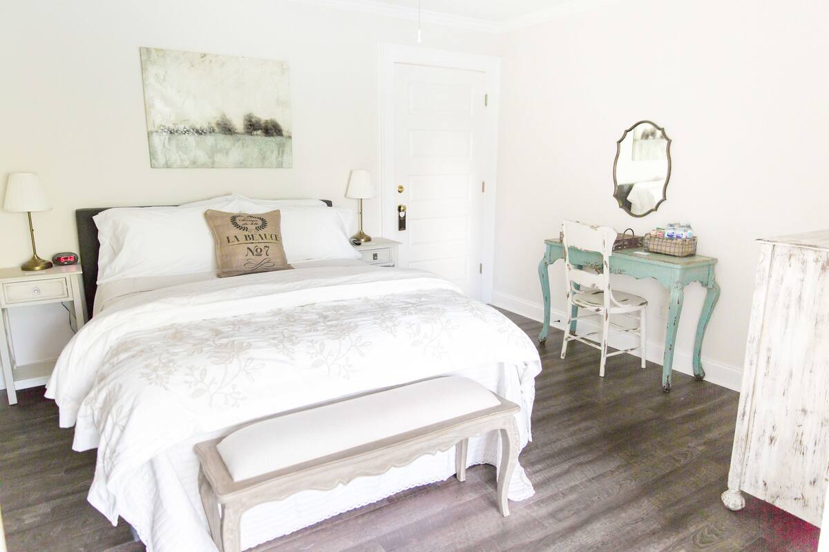 Classic Room, 1 Queen Bed | Premium bedding, minibar, desk, iron/ironing board