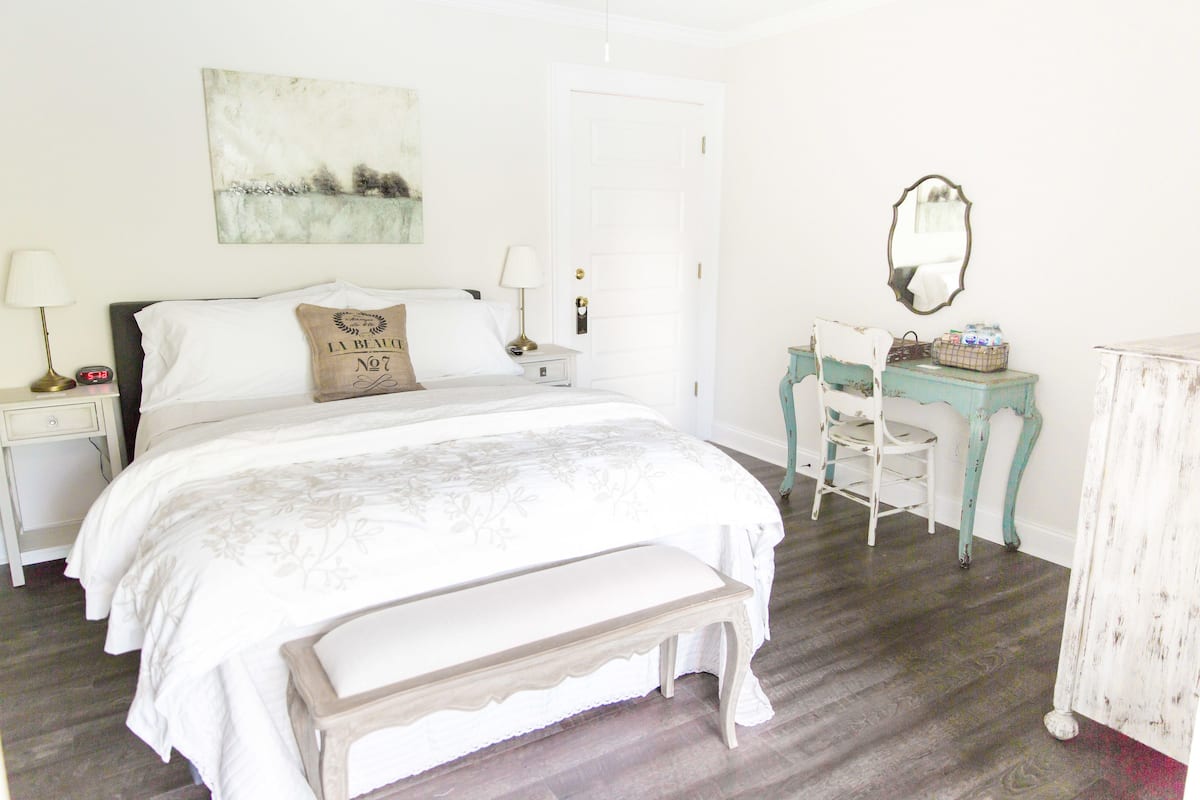 Classic Room, 1 Queen Bed | Premium bedding, minibar, desk, iron/ironing board