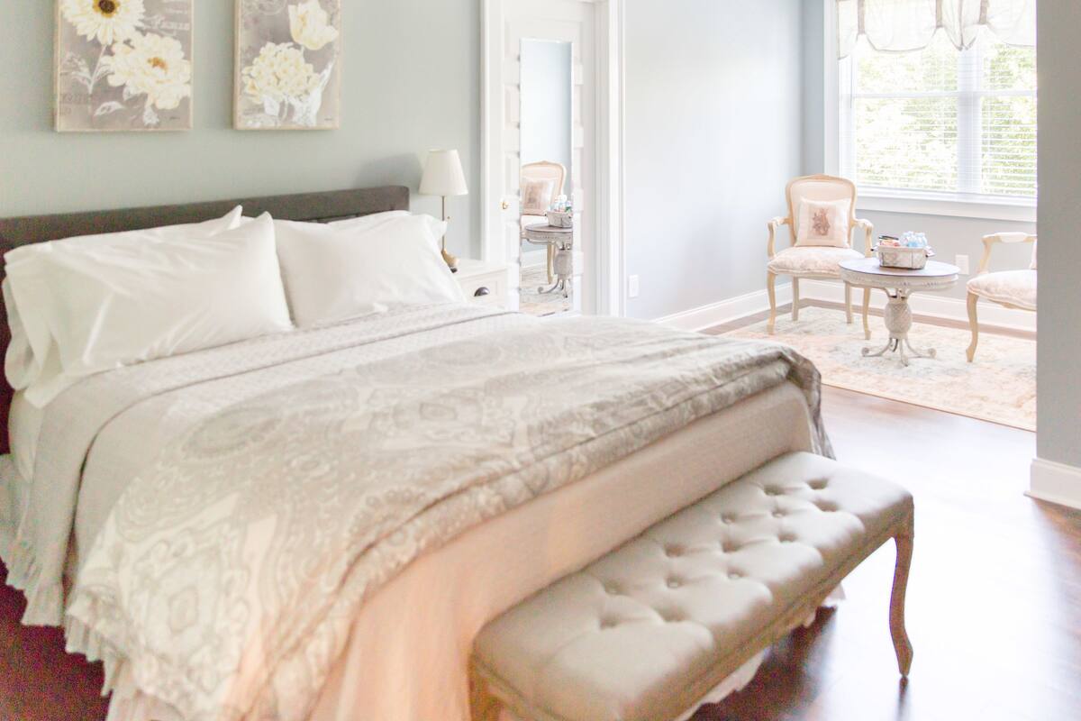 Deluxe Room, 1 Queen Bed | Premium bedding, minibar, desk, iron/ironing board