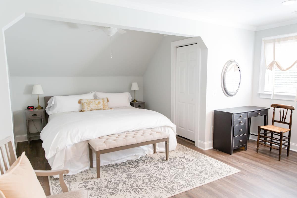 Grand Single Room, 1 King Bed, Non Smoking | Premium bedding, minibar, desk, iron/ironing board
