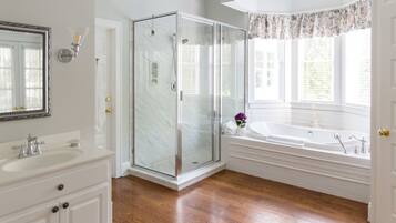 Chambre Lune de Miel, 1 trÚs grand lit, cheminée, rez-de-chaussée | Salle de bain | Articles de toilette gratuits, serviettes fournies