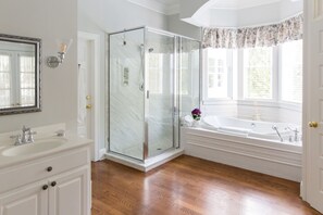 Honeymoon Room, 1 King Bed, Fireplace, Ground Floor | Bathroom | Free toiletries, towels - AVA House Bed & Breakfast (Clermont)