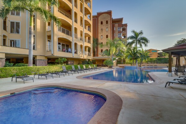 Una piscina al aire libre