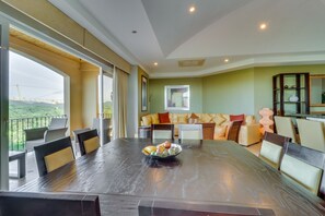 Exclusive Apartment, 3 Bedrooms, Non Smoking | In-room dining