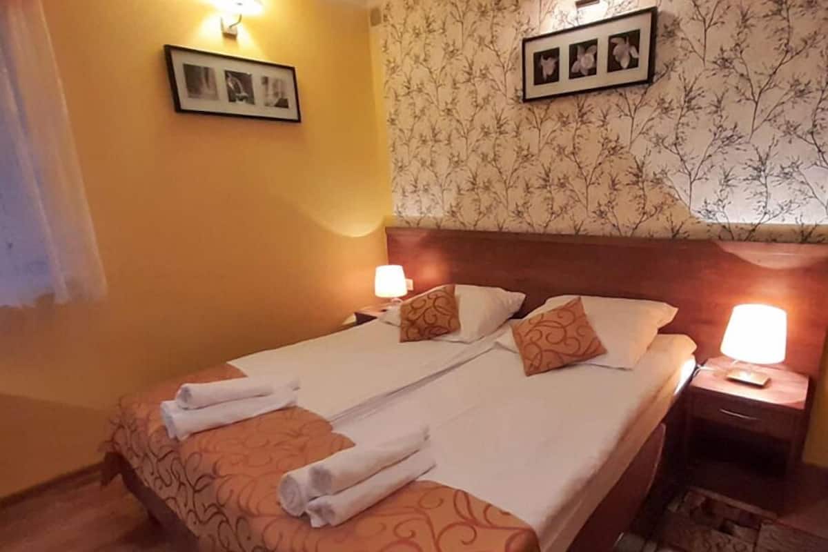 Triple Room (13) | Desk, laptop workspace, iron/ironing board, free WiFi
