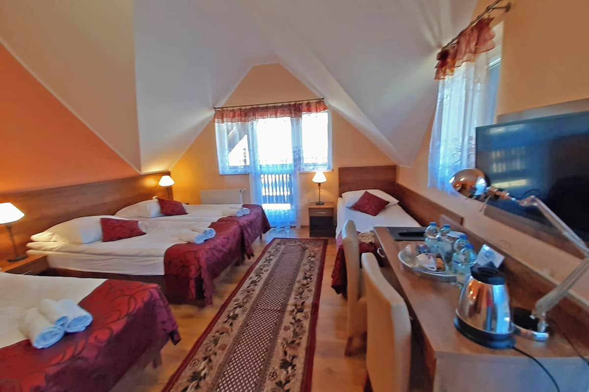 Quadruple Room (12) | Desk, laptop workspace, iron/ironing board, free WiFi